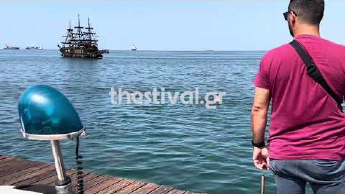 Thestival.gr Αστυνομικοί βούτηξαν στη θάλασσα για να σώσουν 57χρονο