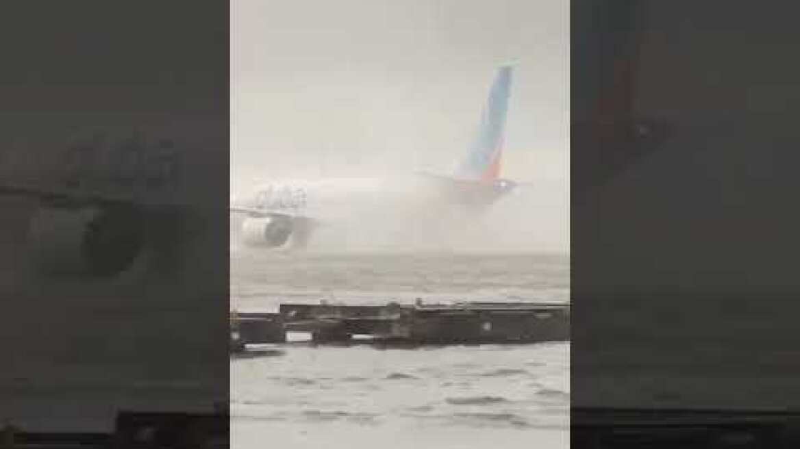 Κακοκαιρία στο Ντουμπάι: Στη θάλασσα προσγειώνονται τα αεροπλάνα