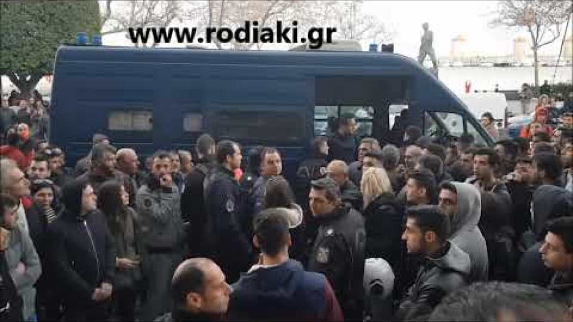 Οργή λαού έξω από τα Δικαστήρια της Ρόδου 2