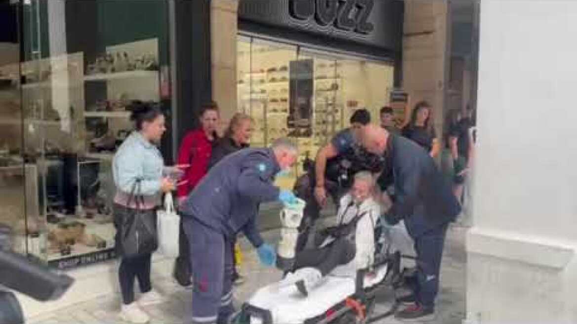 Φωτιά σε κατάστημα στο κέντρο της Πάτρας (1)