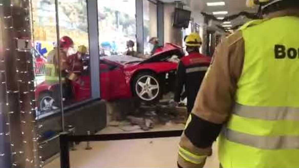Estrellan un Ferrari contra un centro comercial en Andorra.