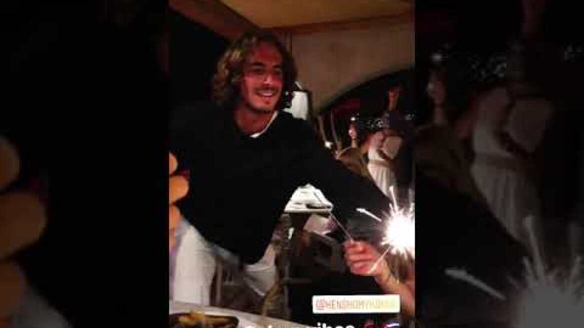 Τσιτσιπας Μυκονος in love?