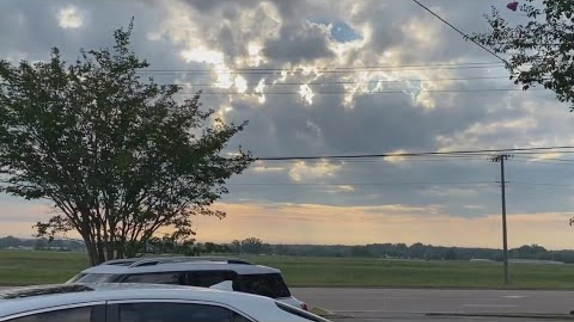 Pilot of small plane circling Tupelo, Mississippi after threat to crash into Walmart