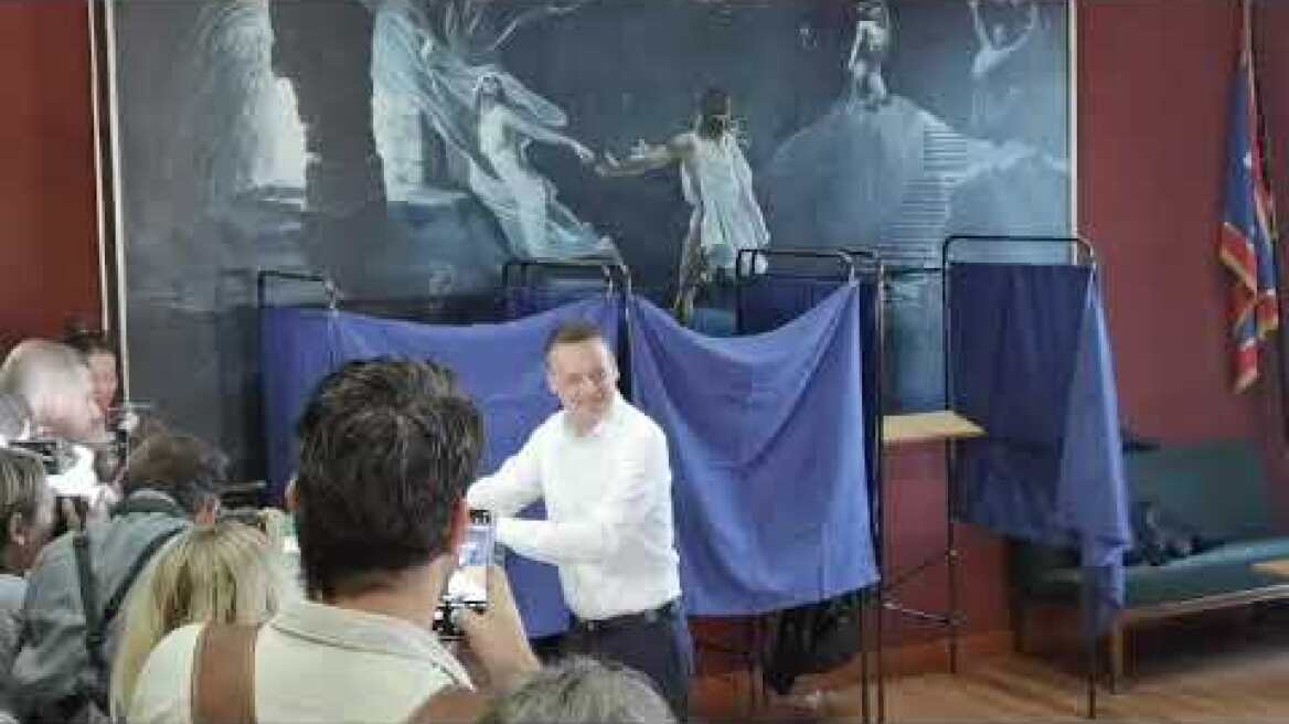 Ψήφισε ο Χάρης Δούκας στο Πνευματικό Κέντρο του Δήμου Αθηναίων