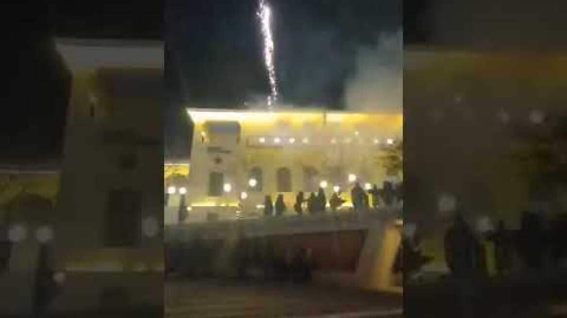 Πανικός από πυροτεχνήματα στο άναμμα του δέντρου στην Κοζάνη, γονείς έτρεχαν να φύγουν με τα παιδιά τους