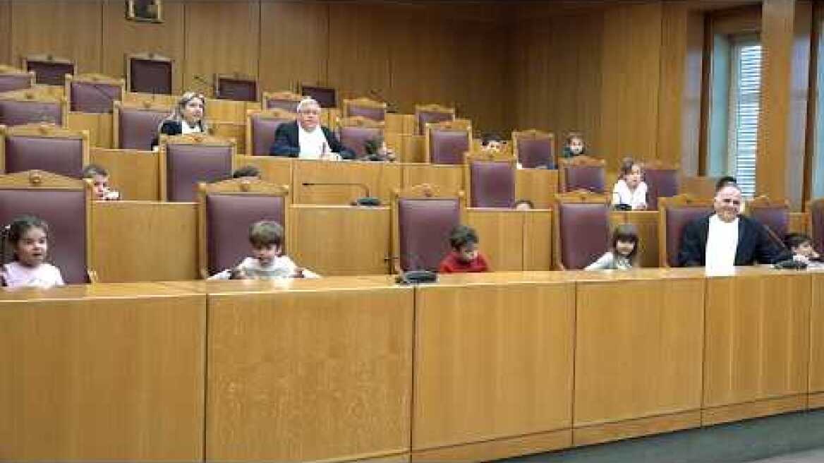 Η δίκη της «δασκάλας με τα μήλα»: Η πρώτη εικονική δίκη με δικαστές παιδιά νηπιαγωγείου