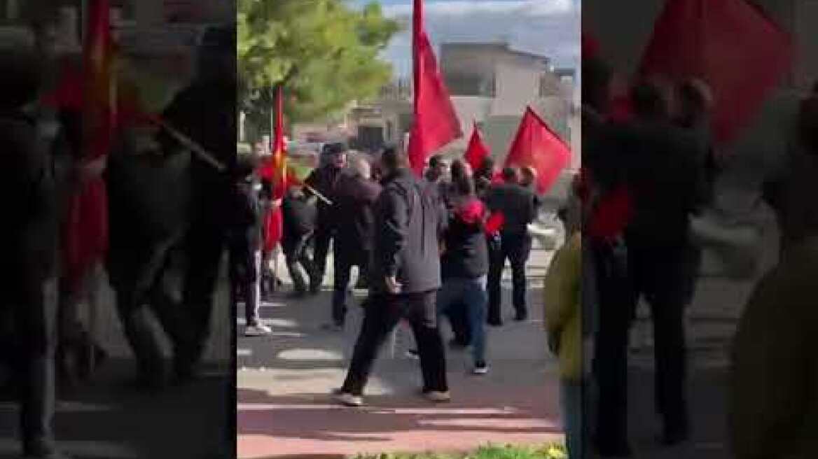 Επεισόδια και χημικά στη Μάνδρα - Μέλη του ΚΚΕ επιτέθηκαν σε ελληνοουκρανική εκδήλωση