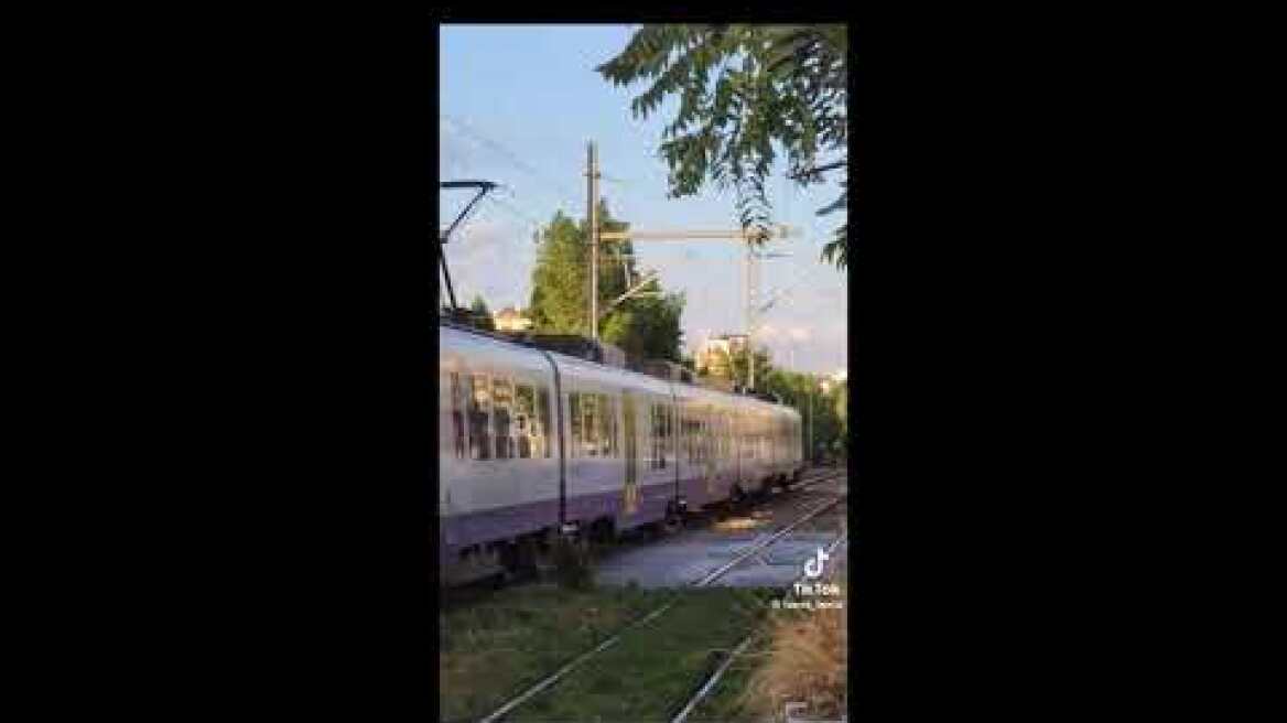 Μηχανοδηγός τρένου σταματά τον συρμό για να επιπλήξει ελεγκτή διάβασης