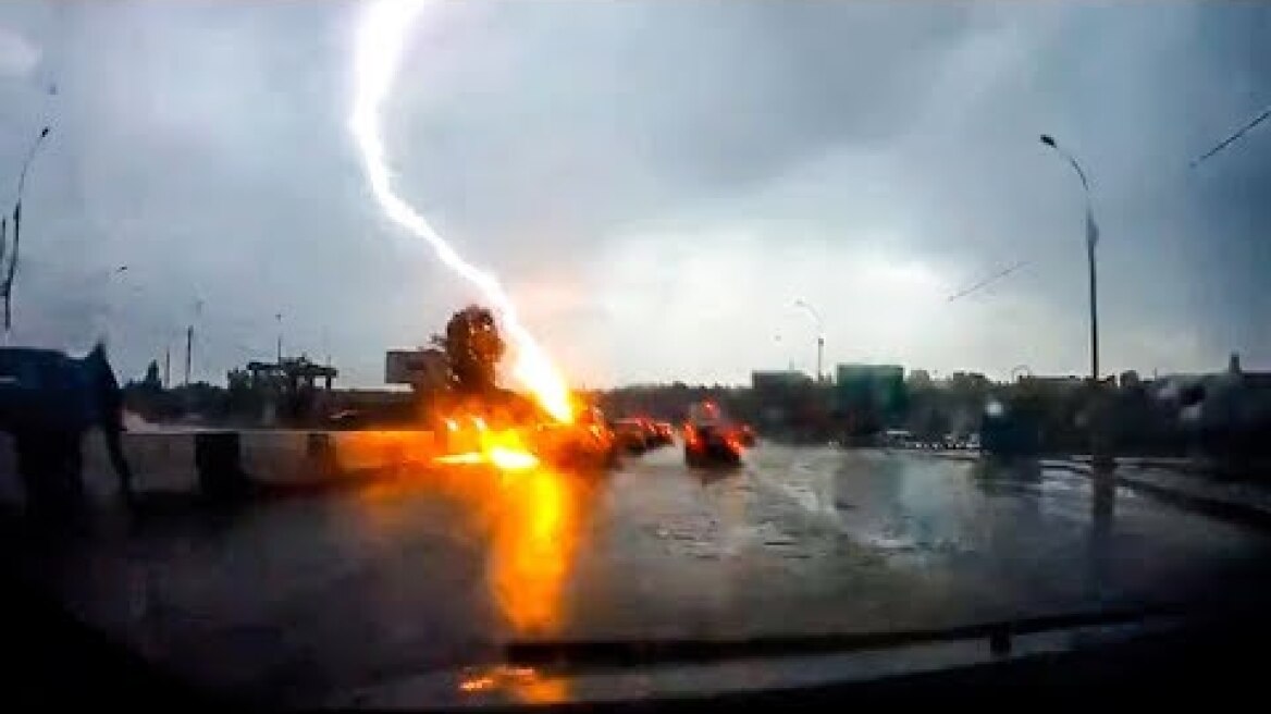 Car gets hit by double lightning strike in Russia