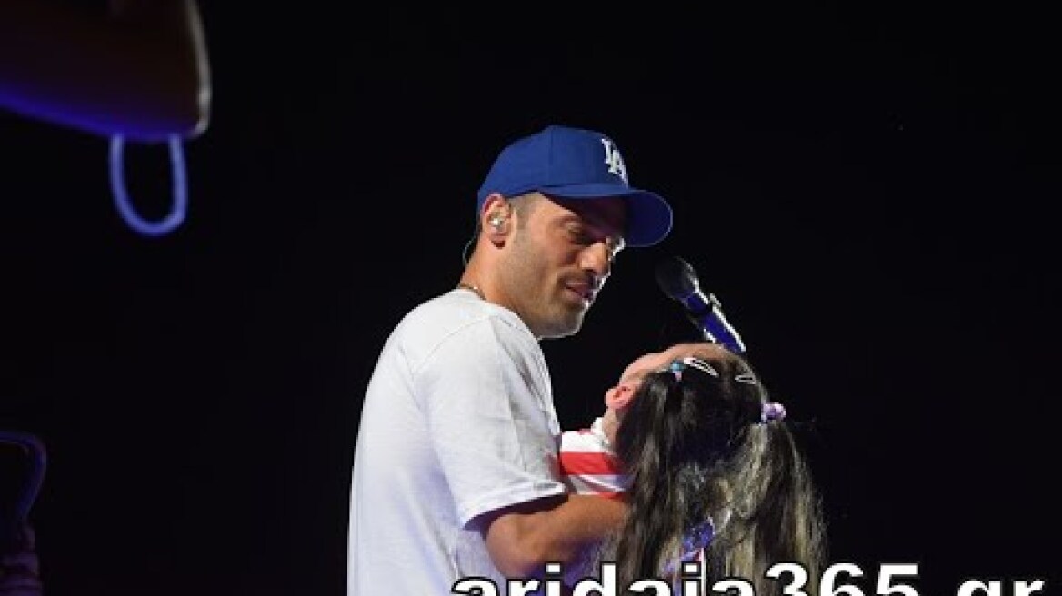 Ο Κωνσταντίνος Αργυρός τραγουδάει το Παιδί Γενναίο για την μικρή Ειρήνη-Χρυσοβαλάντω από την Υδραία