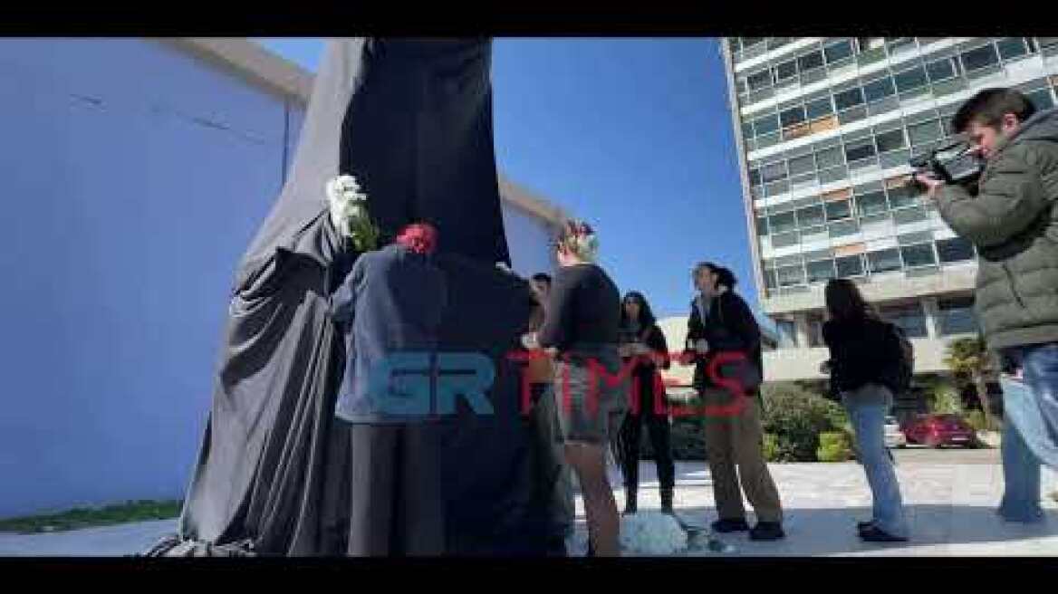 Στα «μαύρα» το άγαλμα του Αριστοτέλη για τους αδικοχαμένους φοιτητές