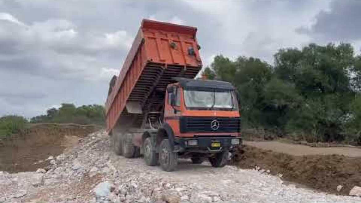 Μάχη με το χρόνο δίνουν τα συνεργεία της περιφέρειας Θεσσαλίας στο ανάχωμα Ποταμού Καλέτζη
