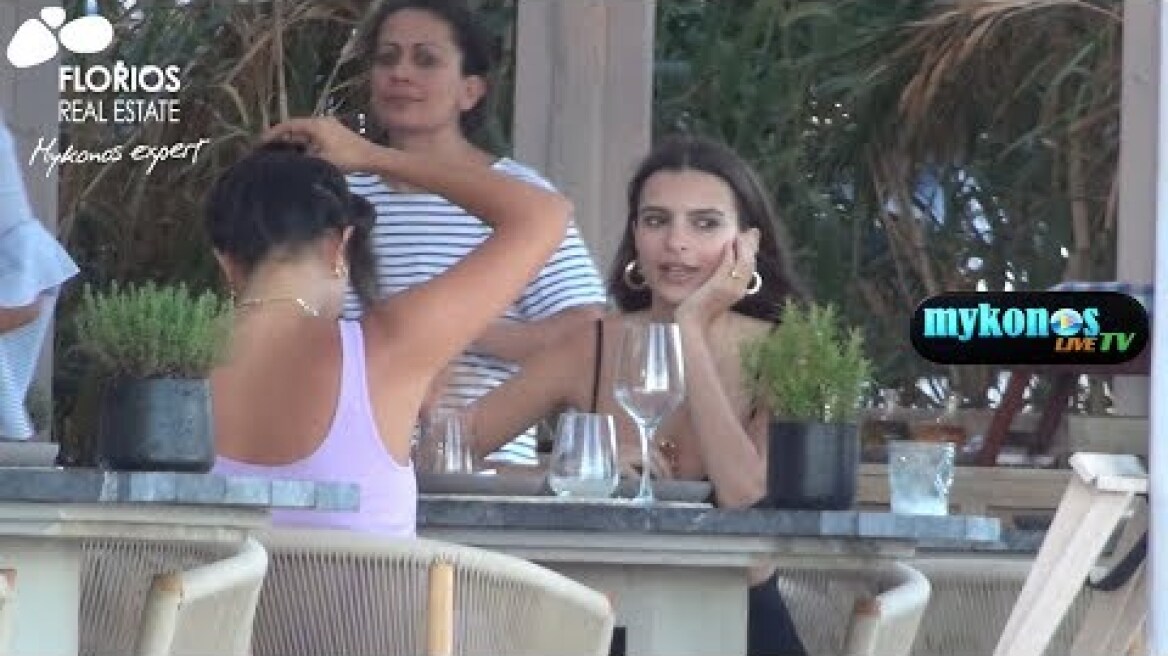 H EMILY RAΤΑJKOWSKI ΑΠΟΛΑΜΒΑΝΕΙ ΤΟ ΕΛΛΗΝΙΚΟ ΦΑΓΗΤΟ ΣΤΗΝ ΜΥΚΟΝΟ ΚΑΙ ΚΑΝΕΙ ΔΙΑΣΗΜΗ ΤΗΝ ΦΕΤΑ