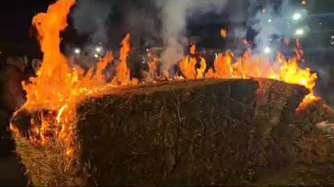 Αγρότες έκαψαν μπάλες άχυρου στο μπλόκο Γυρτώνης (3)