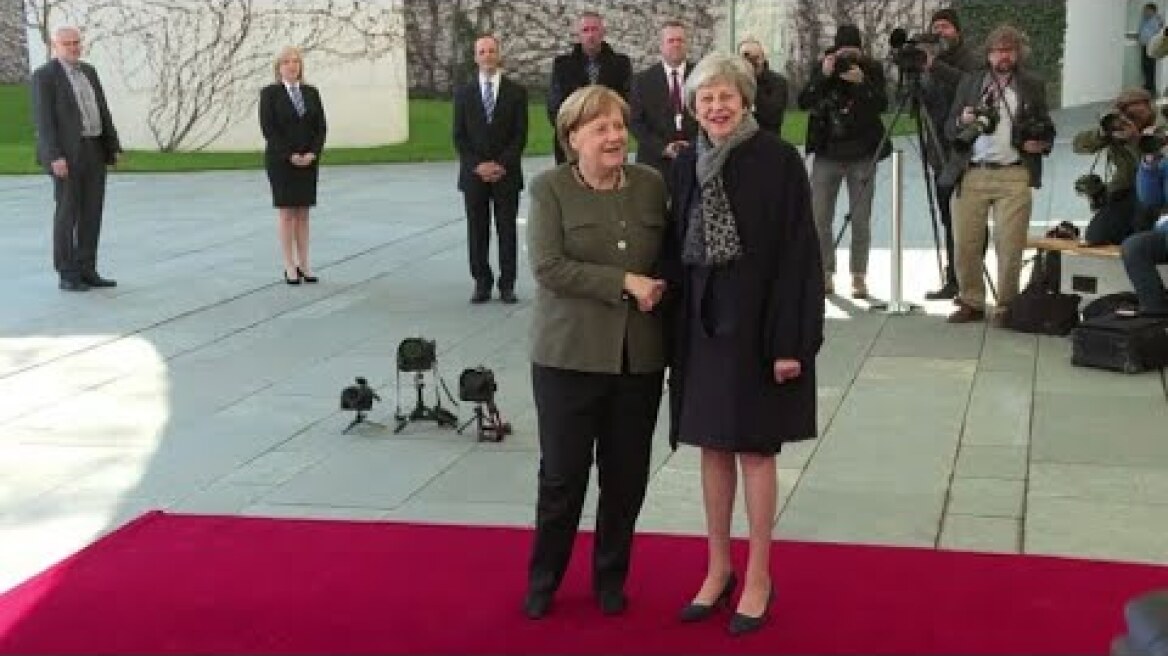 May a Berlino e Parigi, negoziati last minute sul rinvio Brexit