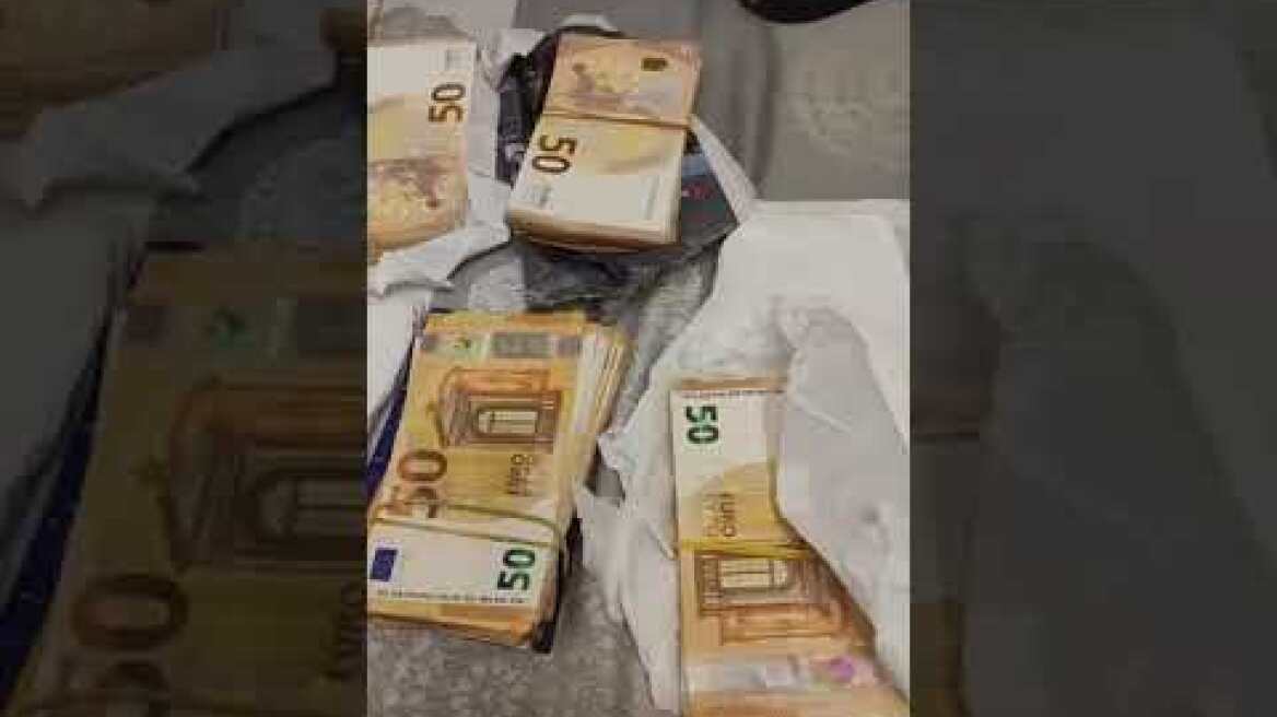 Βίντεο ντοκουμέντο από τα χρήματα που βρέθηκαν στο σπίτι της υπαλλήλου του ΕΦΚΑ