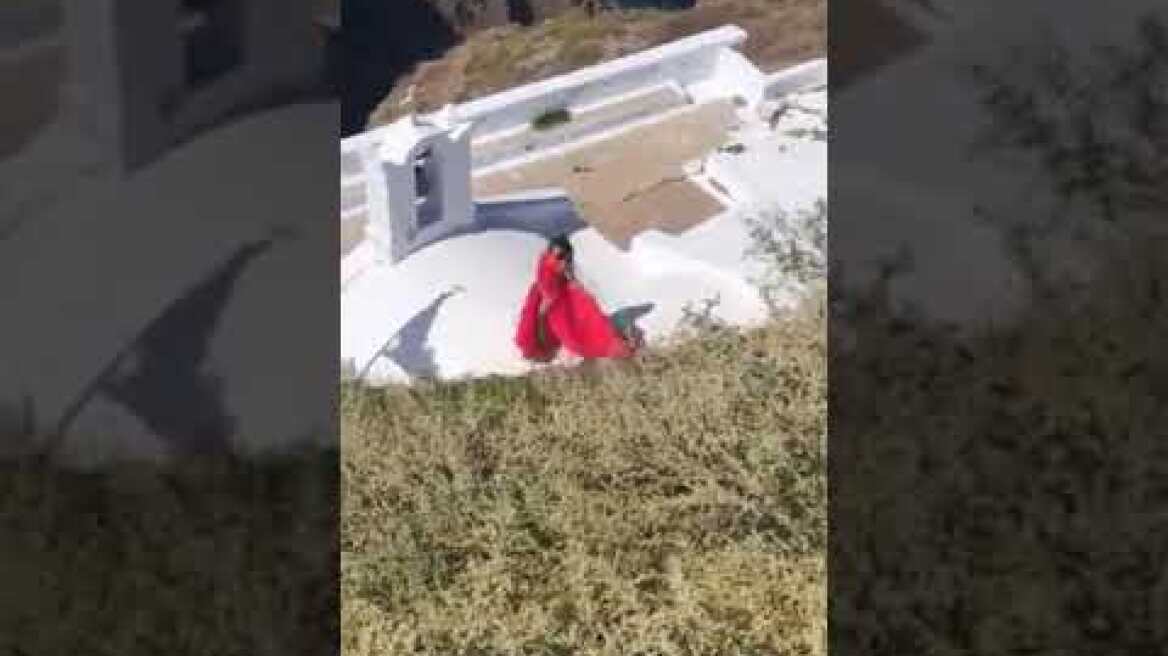 Σαντορίνη: 800 ευρώ πληρώνουν οι τουρίστες για να φωτογραφηθούν στο νησί