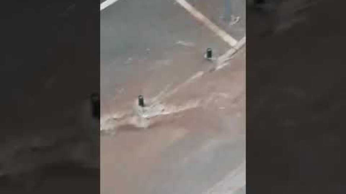 kozan.gr: Κοζάνη:Η συνηθισμένη κατάσταση, μετά από καταιγίδα, με την οδό Παύλου Μελά γεμάτη από νερά