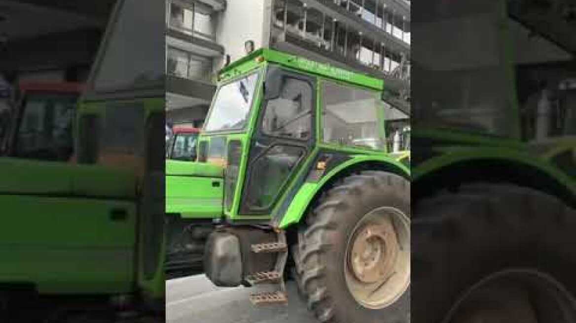 Αγρότες παίζουν το Eine Kleine Nachtmusik του Μότσαρτ με τις κόρνες των τρακτέρ στο κέντρο Αθηνών