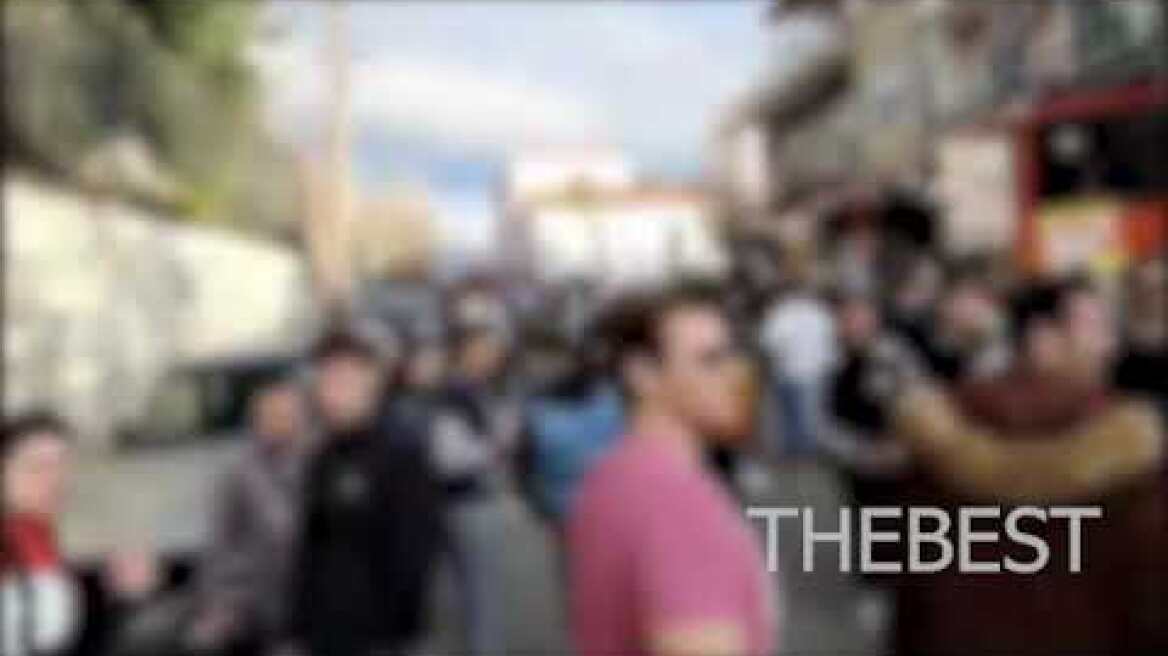 Το αδιαχώρητο από νέους, στο πάνω μέρος στις σκάλες Αγίου Νικολάου