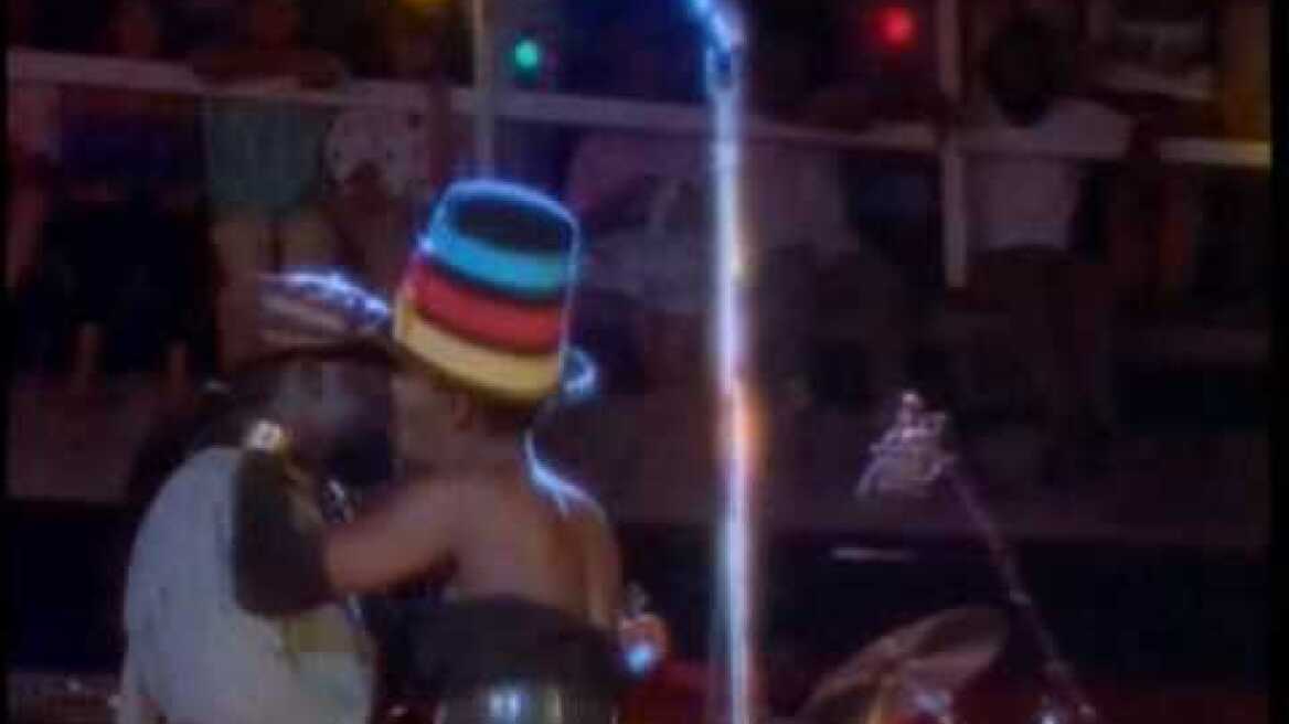 GRACE JONES Live in JAMAICA.wmv