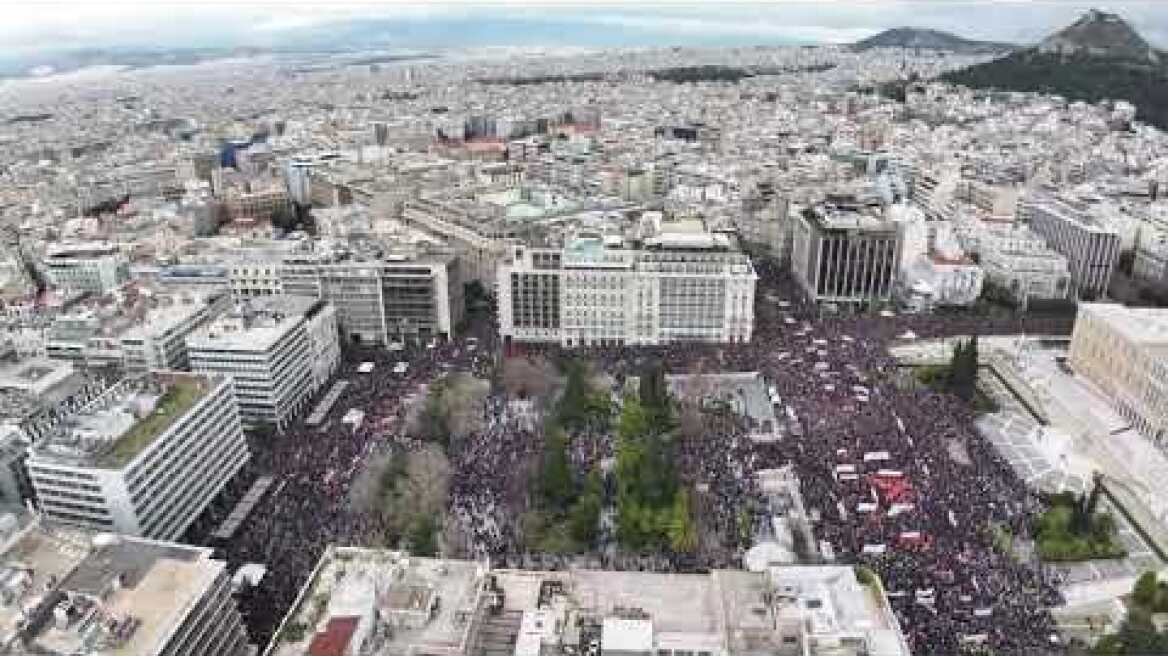 Πανοραμικό στιγμιότυπο από την συγκέντρωση στην Αθήνα για τα Τέμπη