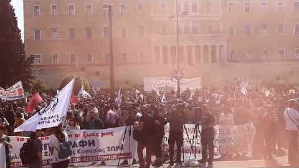 Μαζική απεργιακή συγκέντρωση στο Σύνταγμα