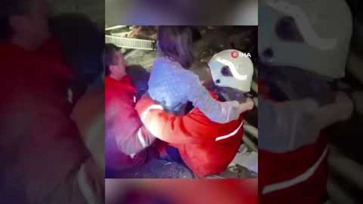 16 yaşındaki Şevval, enkazdan altından sağ kurtarıldı