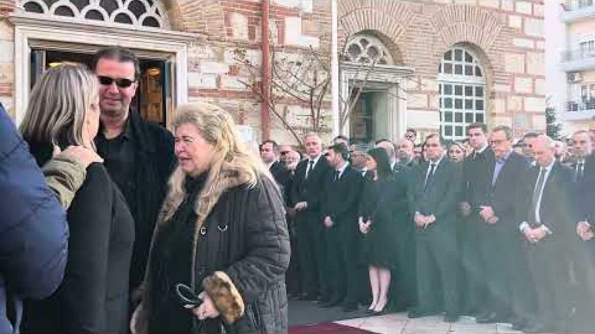 Thesstoday - Σπαραχτικές στιγμές στην κηδεία του Γ. Λυγγερίδη - «Βαστάω εγώ, είμαι η μάνα του»