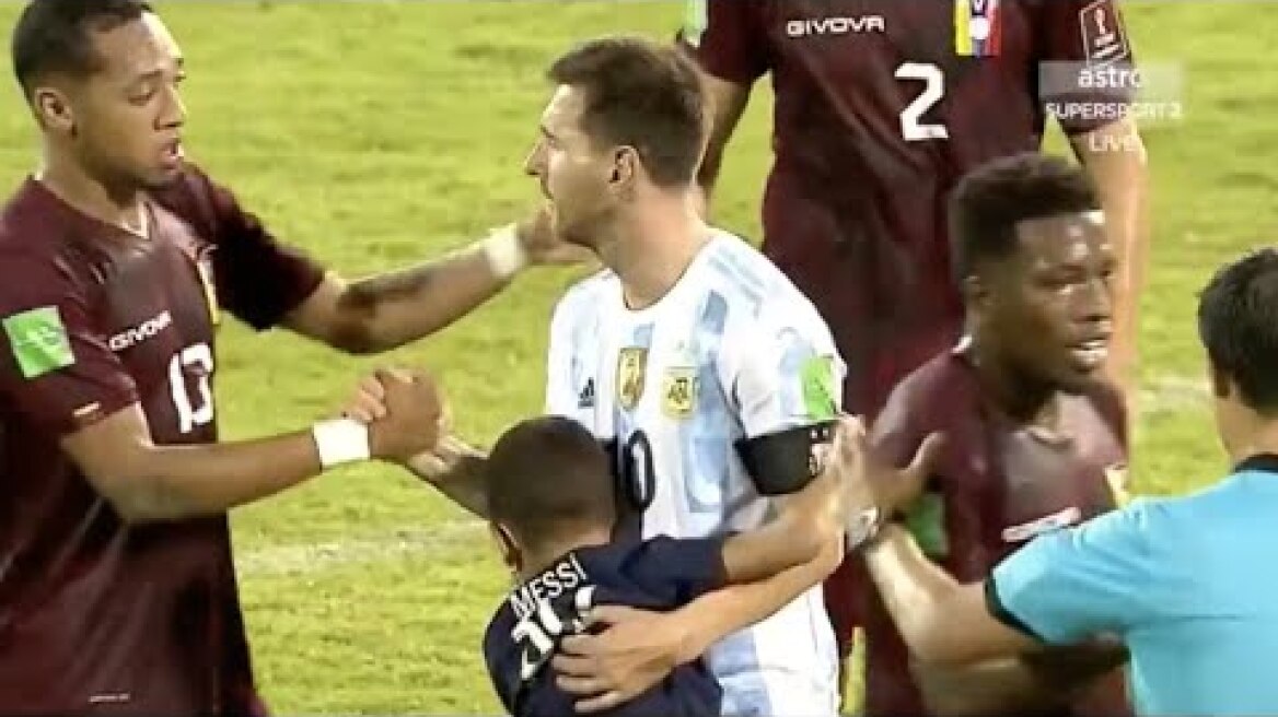 Leo Messi with a young fan - a pitch invader. 🙂🥰🥰🇦🇷❤️