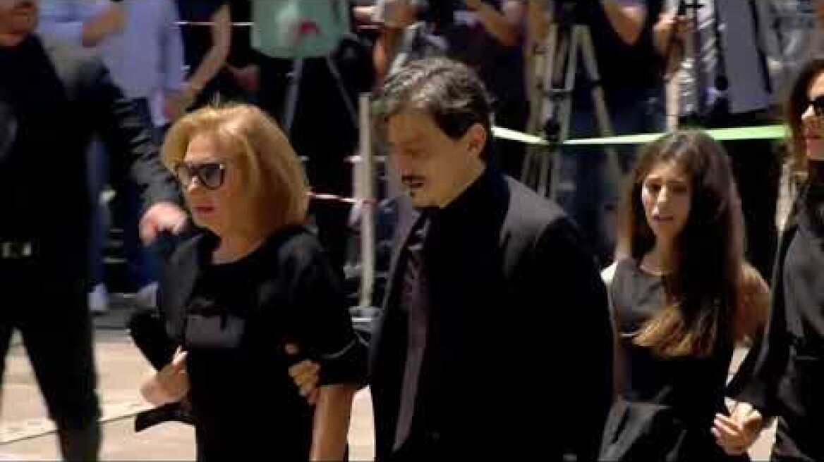 Τα δάκρυα της οικογένειας και το ατελείωτο χειροκρότημα στο ύστατο χαίρε για τον «κύριο Παύλο»