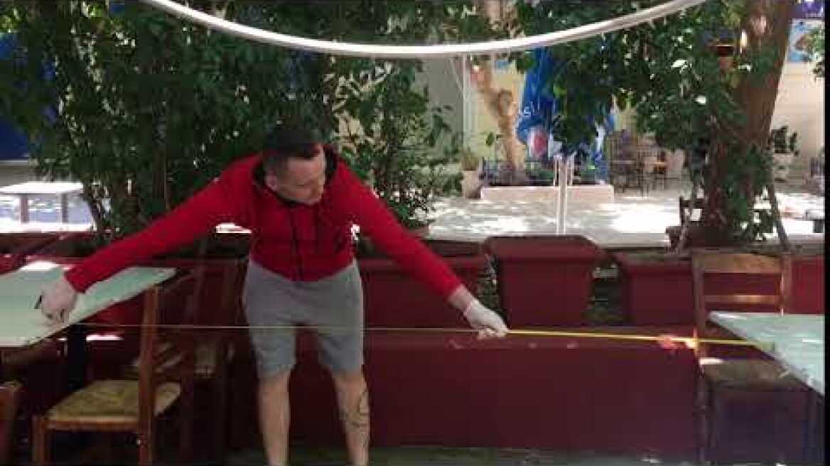 Βίντεο πλάκα ιδιοκτήτης μετράει με τη μεζούρα τις αποστάσεις των τραπεζιών