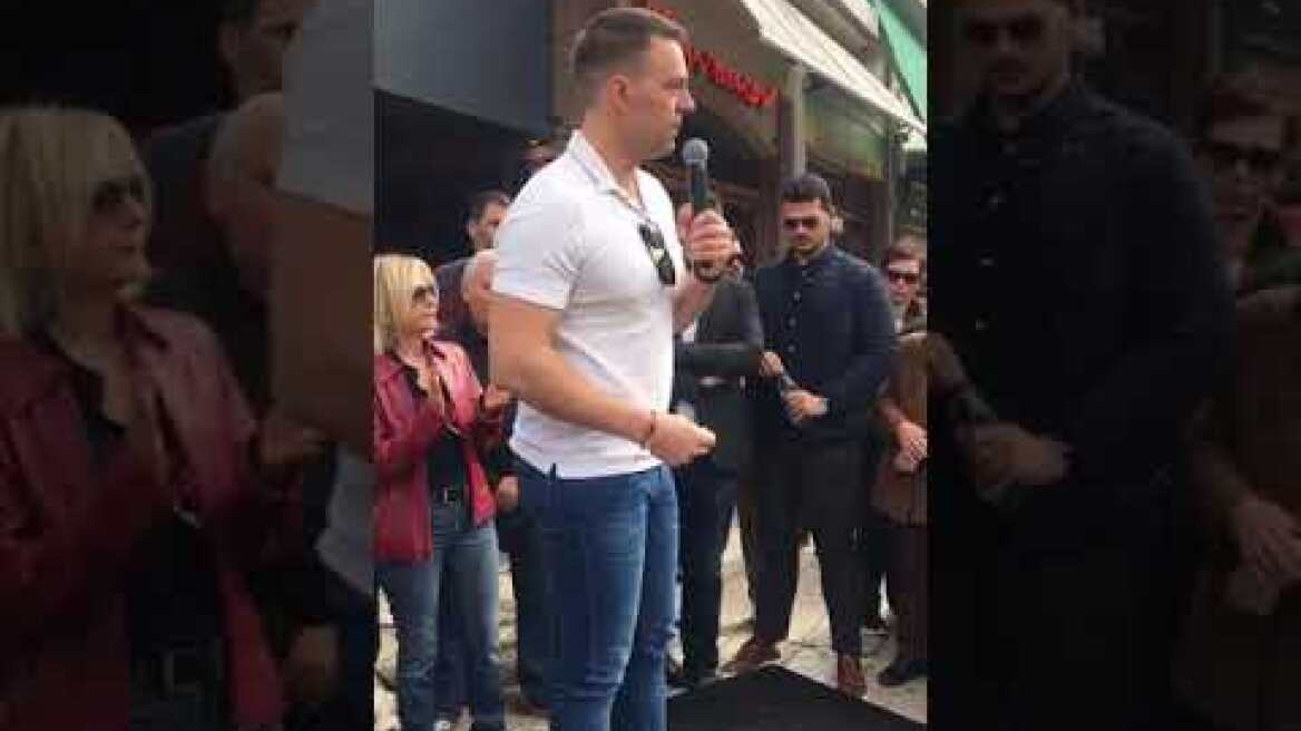 Στέφανος Κασσελάκης: Η βόλτα πριν παρουσιαστεί στον στρατό