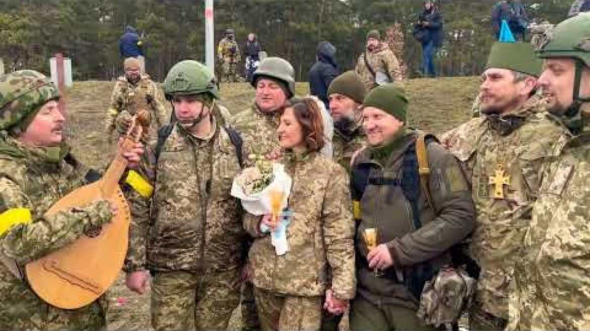 Γάμος στα χαλάσματα του πολέμου