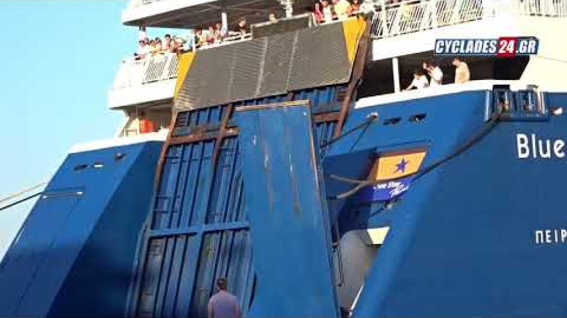 Blue Star Paros: Πρόσκρουση του καταπέλτη επιβατών στο λιμάνι της Σύρου