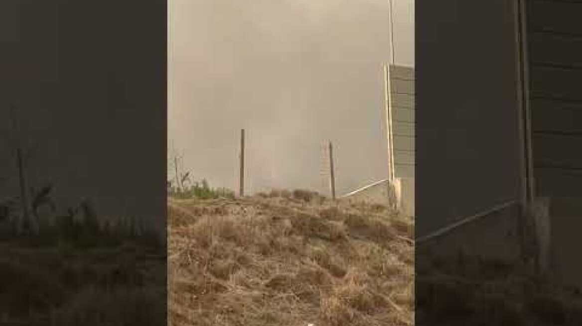 Εθνική οδό Αθηνών Κορίνθου ρίψη νερού από πυροσβεστικά ελικόπτερα