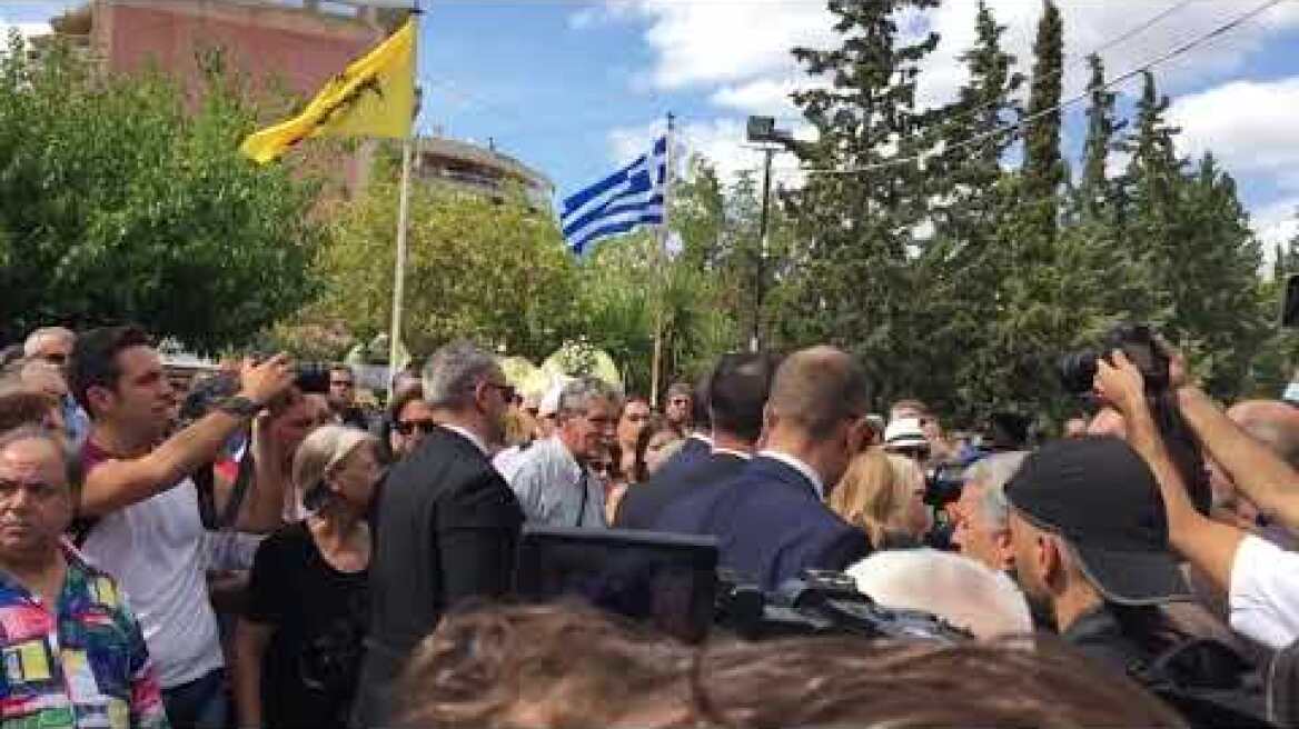 Η Μαρεβα Μητσοτάκη φτάνει στο κοιμητήριο Ζωγράφου