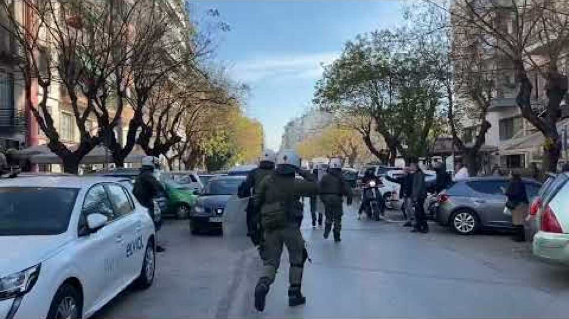 Θεσσαλονίκη: ΜΑΤ προσάγουν άτομο μετά την εκκένωση της κατάληψης Terra Incognita