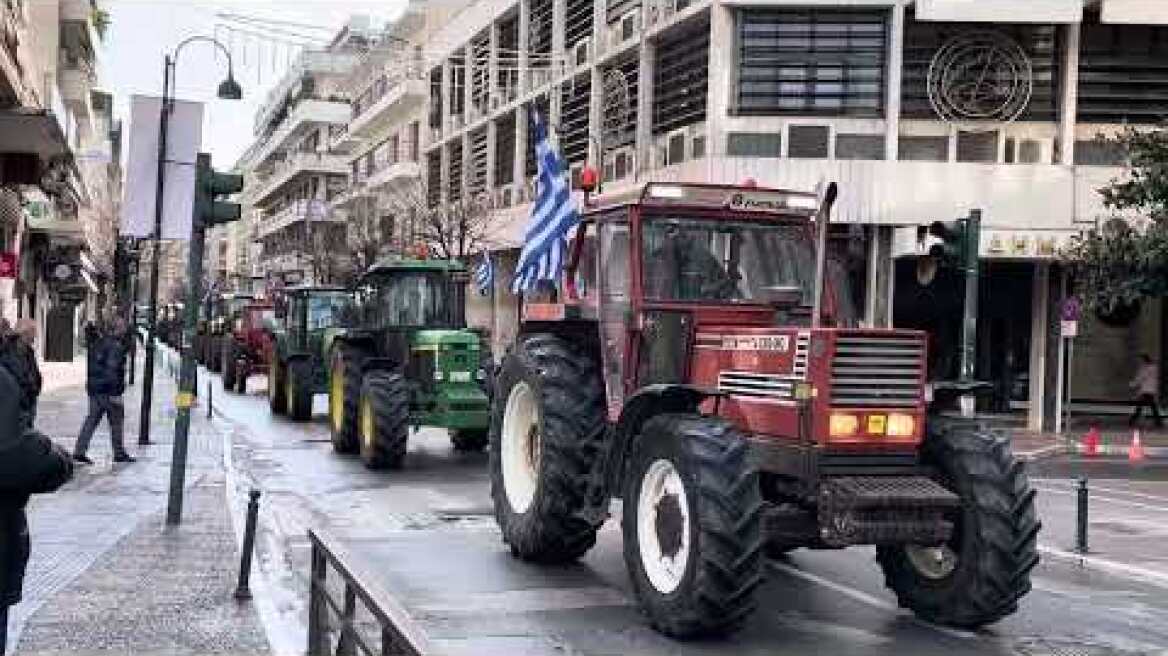 Στην Κεντρική Πλατεία της Λάρισας οι αγρότες με τα τρακτέρ τους