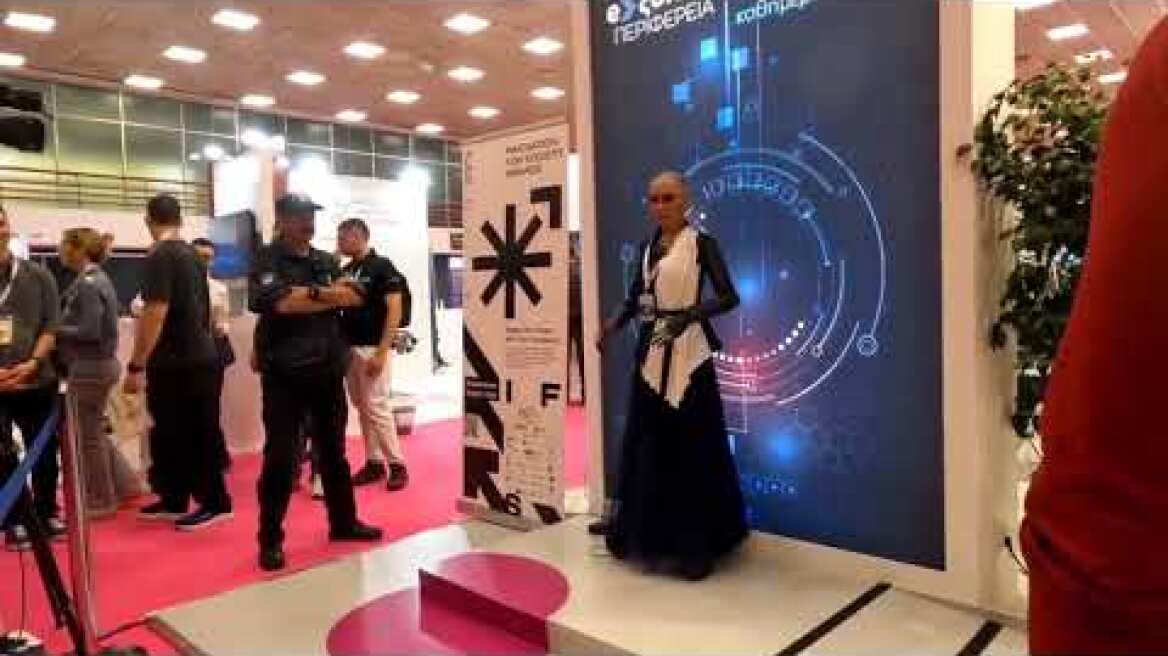 Ρομπότ Σοφία: «Στραβοπάτησε» και έπεσε στη ΔΕΘ