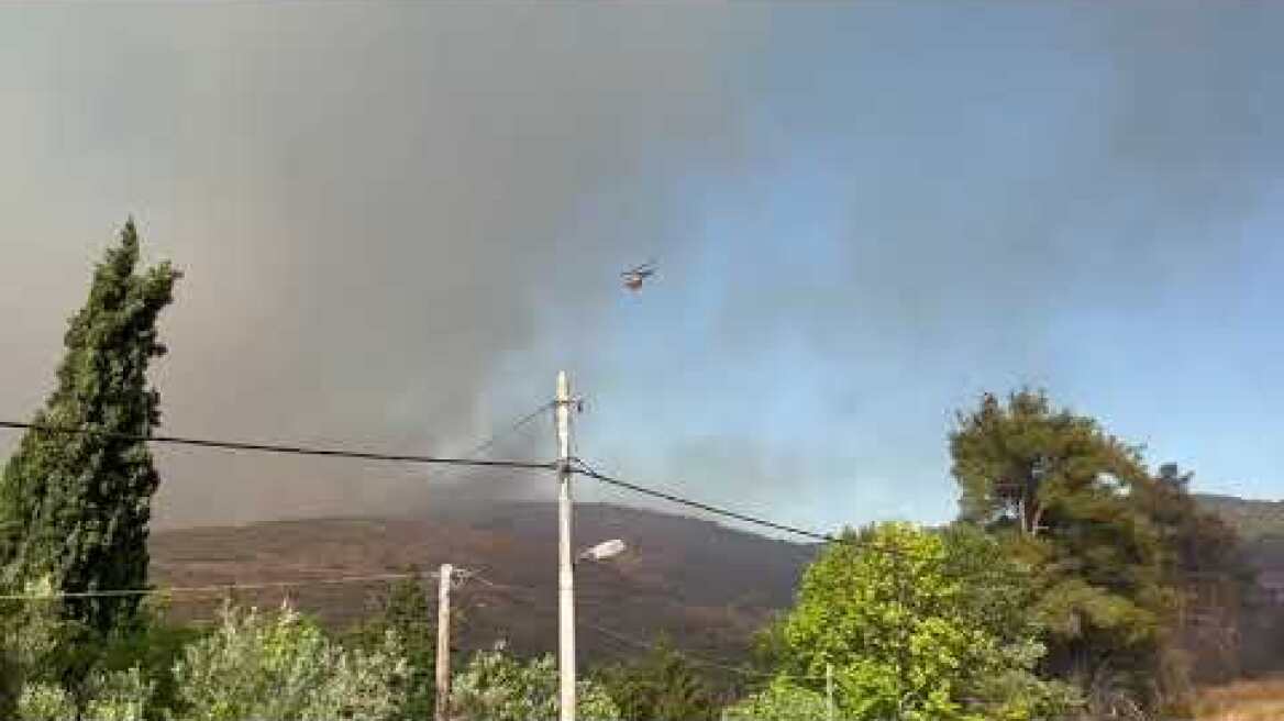 Ελικόπτερο επιχειρεί στη Σταμάτα (2)