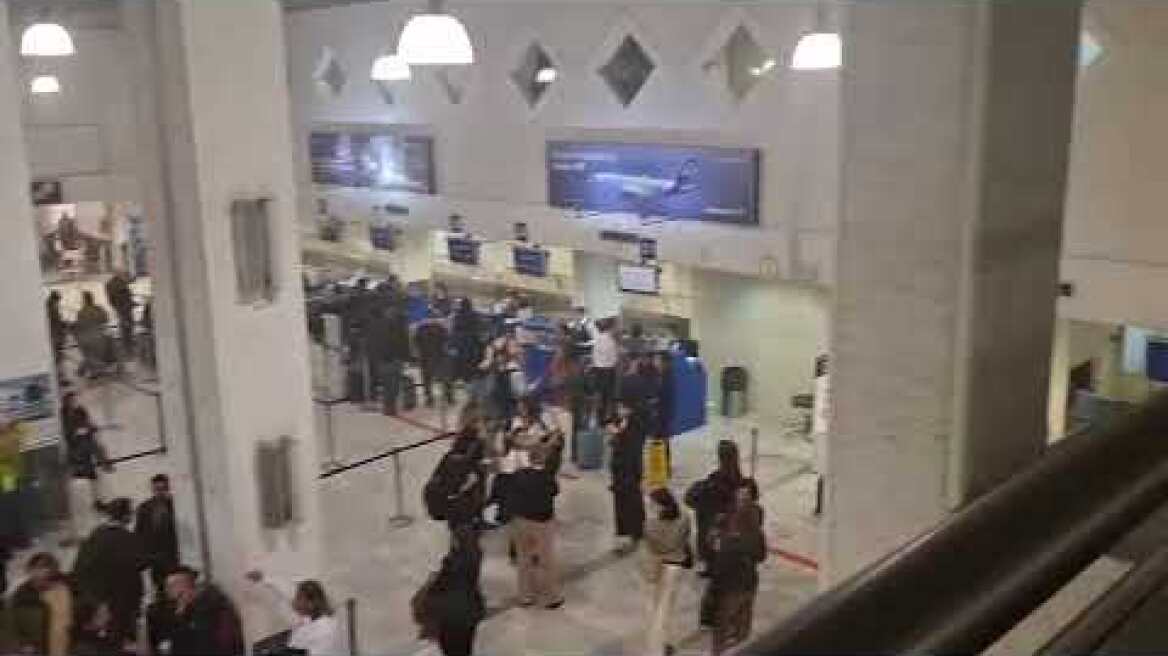 Η κατάσταση στο αεροδρόμιο Ηρακλείου με τις ματαιώσεις των πτήσεων λόγω της σκόνης