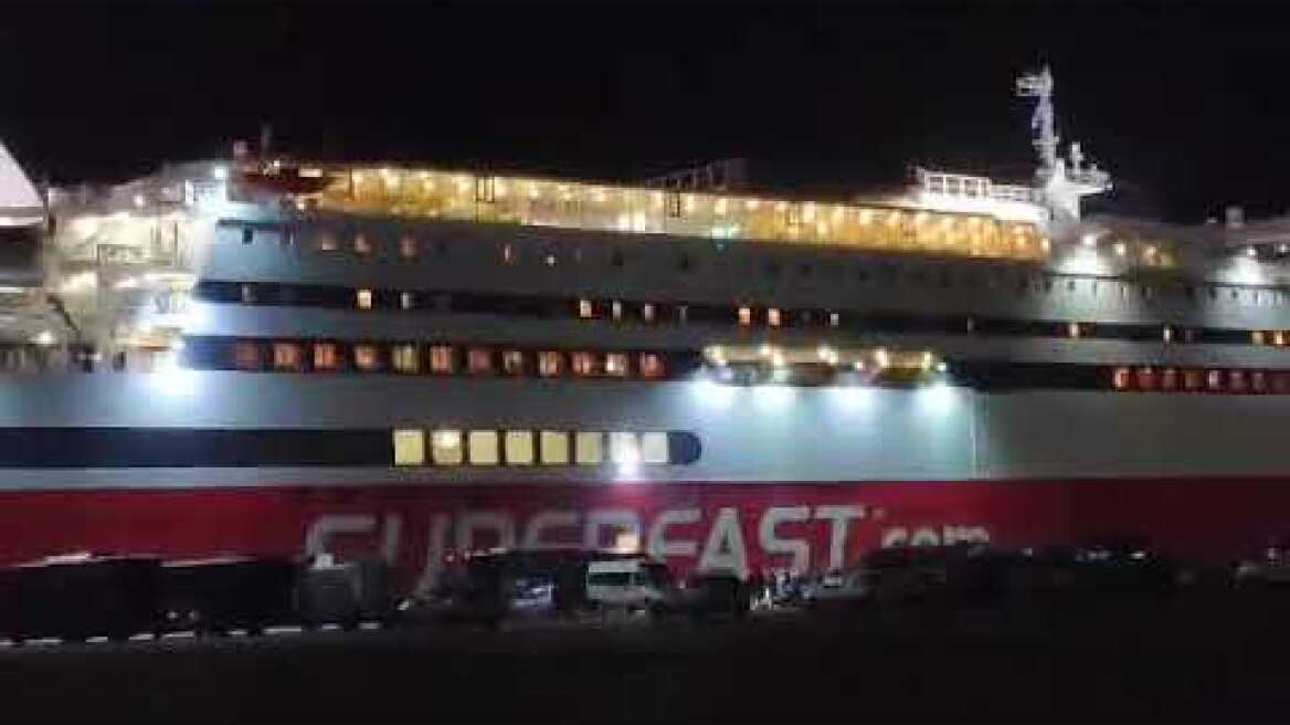 Με εμβατήρια και τον ύμνο των Ενόπλων Δυνάμεων εμψυχώνουν τα ΜΑΤ στον Έβρο-Δείτε που φιλοξενούνται 2