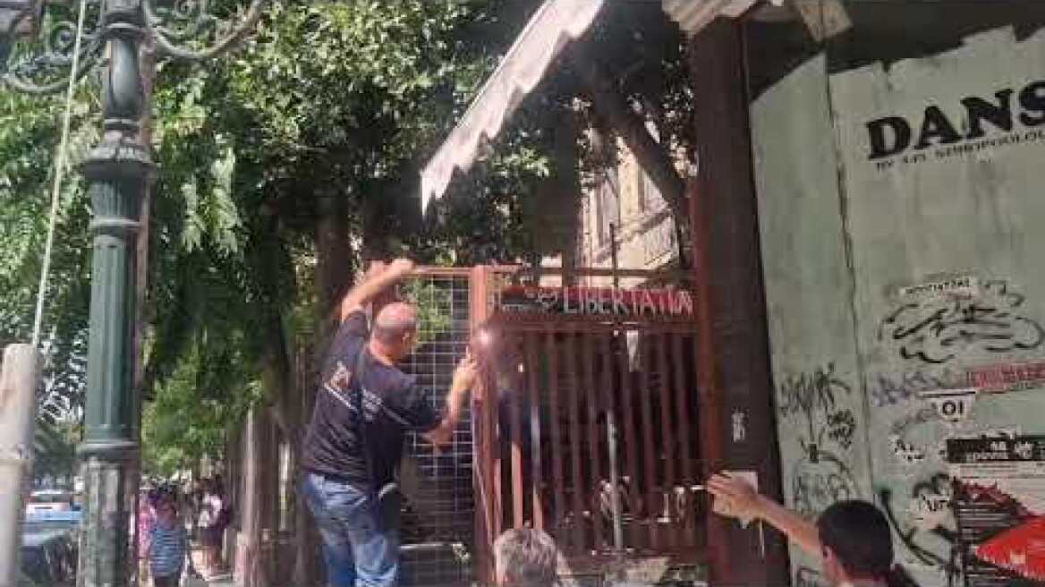 Συνεργείο του Δήμου Θεσσαλονίκης σφραγίζει την είσοδο του κτηρίου που τελεί υπό κατάληψη