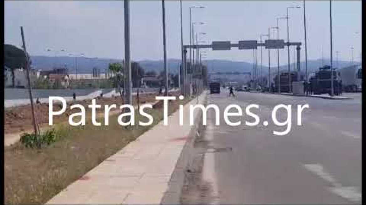 Πάτρα: Χάος στο λιμάνι - Εισβολή μεταναστών - Έσπασαν φράχτη