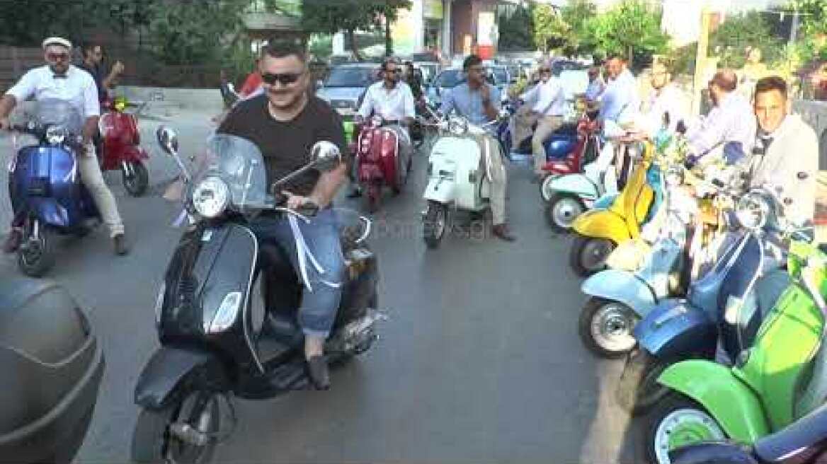 Πομπή με βέσπες στα Χανιά