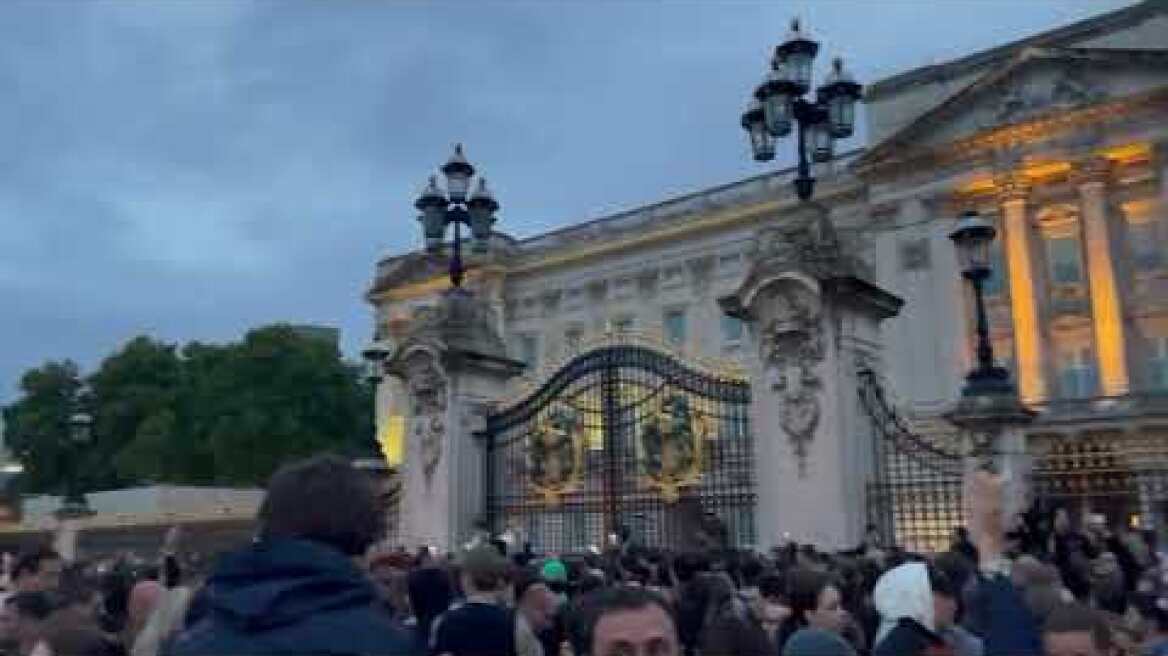 Πλήθος κόσμου για τον θάνατο της Βασίλισσας