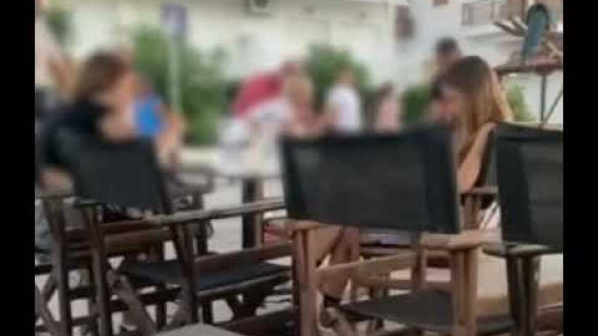 Χαλκιδική: Πρόστιμο σε ιδιοκτήτη ξενοδοχείου που χρησιμοποιούσε παπαγάλους ως «κράχτες»