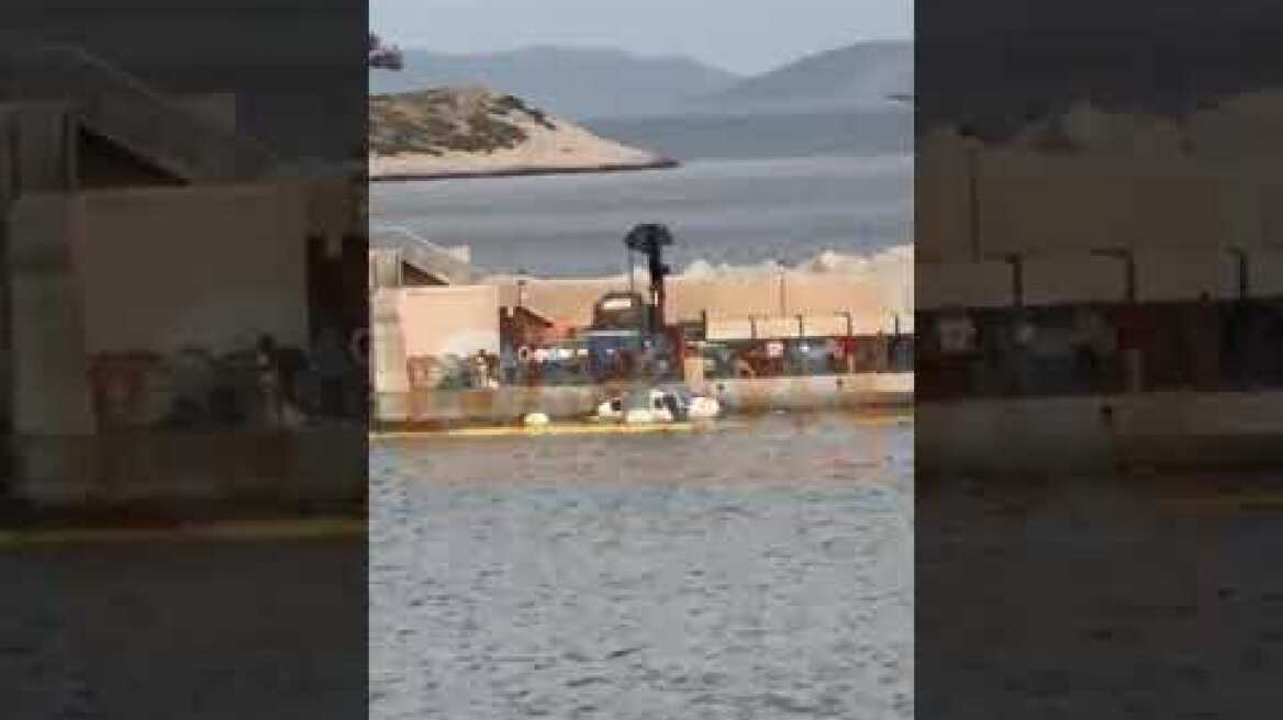Ελικόπτερο έπεσε στη μαρίνα Βουλιαγμένης