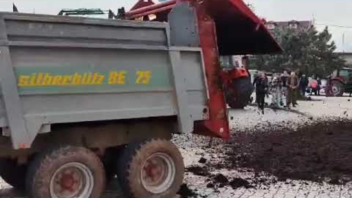 Μεσολόγγι: Με κοπριά διαμαρτυρήθηκαν οι αγρότες